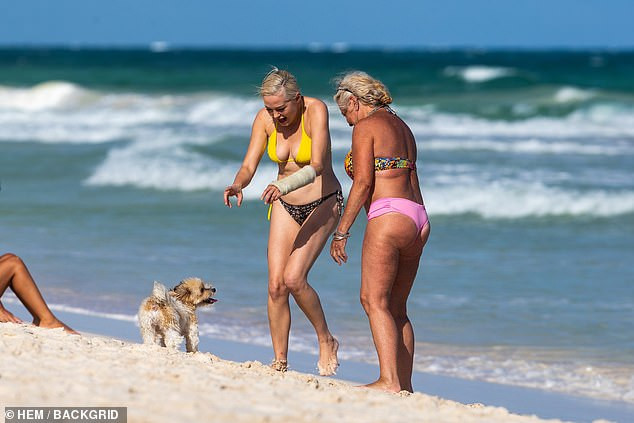 Em út phim ‘Phép thuật’ tự tin diện bikini dạo biển ở tuổi 47 ảnh 6