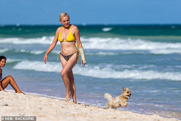 Em út phim ‘Phép thuật’ tự tin diện bikini dạo biển ở tuổi 47 ảnh 4