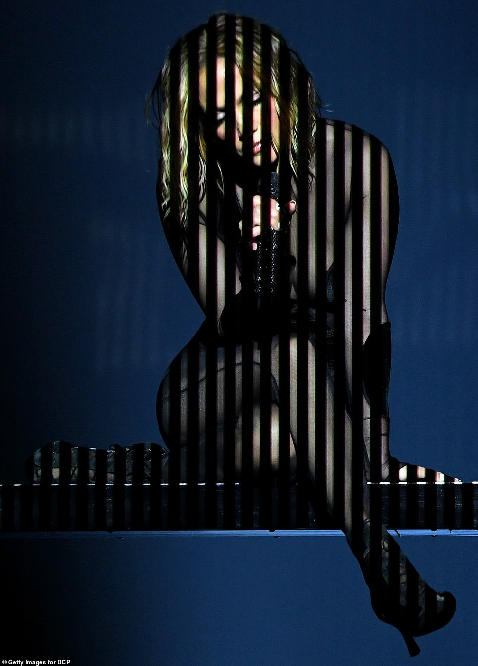 ‘Nóng mặt’ với bộ đồ vừa cắt xẻ vừa xuyên thấu táo bạo của Jennifer Lopez ảnh 5