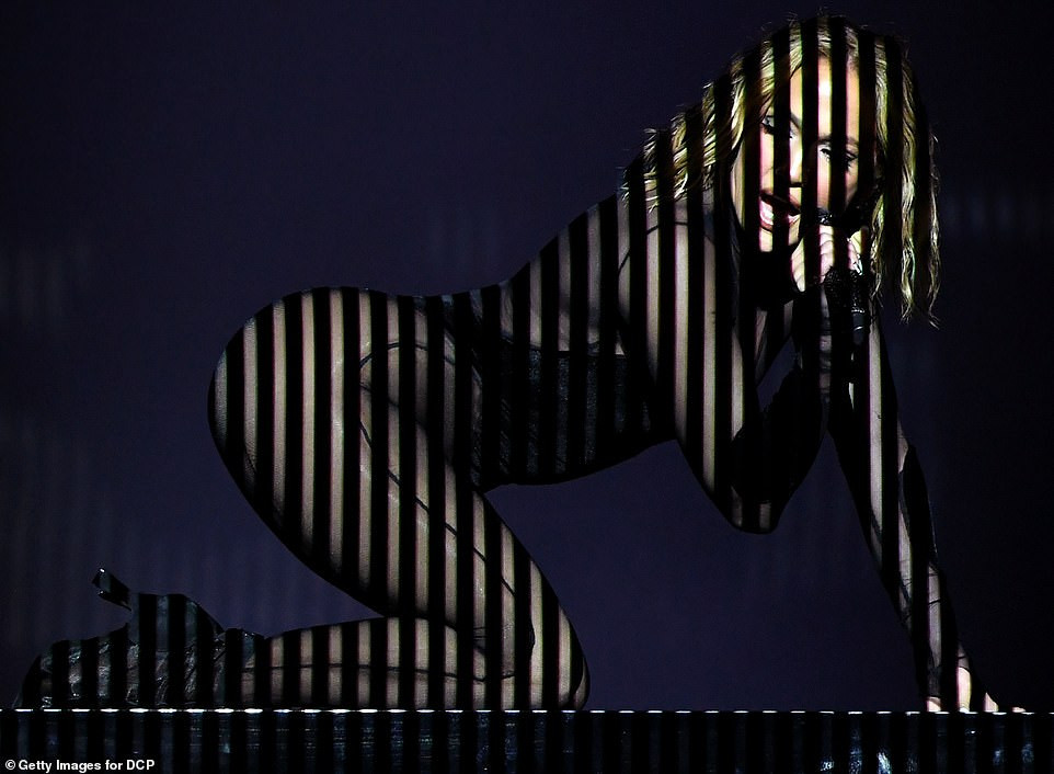 ‘Nóng mặt’ với bộ đồ vừa cắt xẻ vừa xuyên thấu táo bạo của Jennifer Lopez ảnh 6