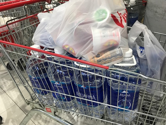 Dân ùn ùn mua nước đóng chai sau khuyến cáo của UBND thành phố Hà Nội ảnh 8