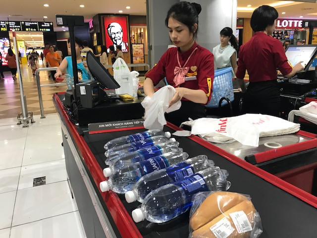 Dân ùn ùn mua nước đóng chai sau khuyến cáo của UBND thành phố Hà Nội ảnh 5