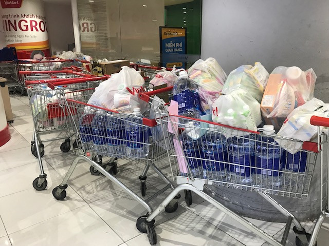 Dân ùn ùn mua nước đóng chai sau khuyến cáo của UBND thành phố Hà Nội ảnh 6