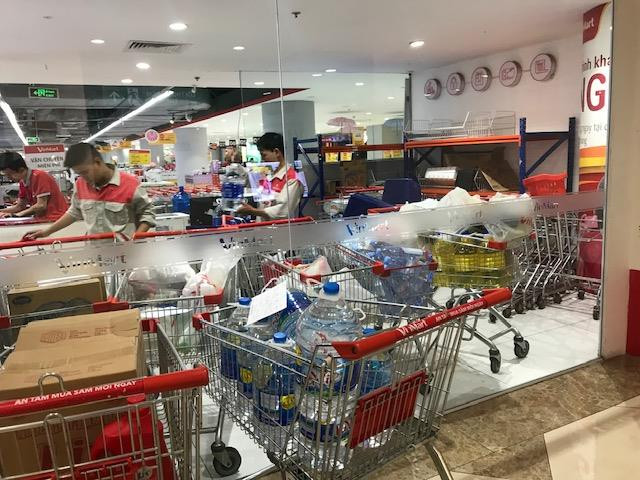 Dân ùn ùn mua nước đóng chai sau khuyến cáo của UBND thành phố Hà Nội ảnh 7