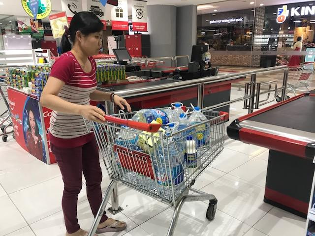 Dân ùn ùn mua nước đóng chai sau khuyến cáo của UBND thành phố Hà Nội ảnh 3