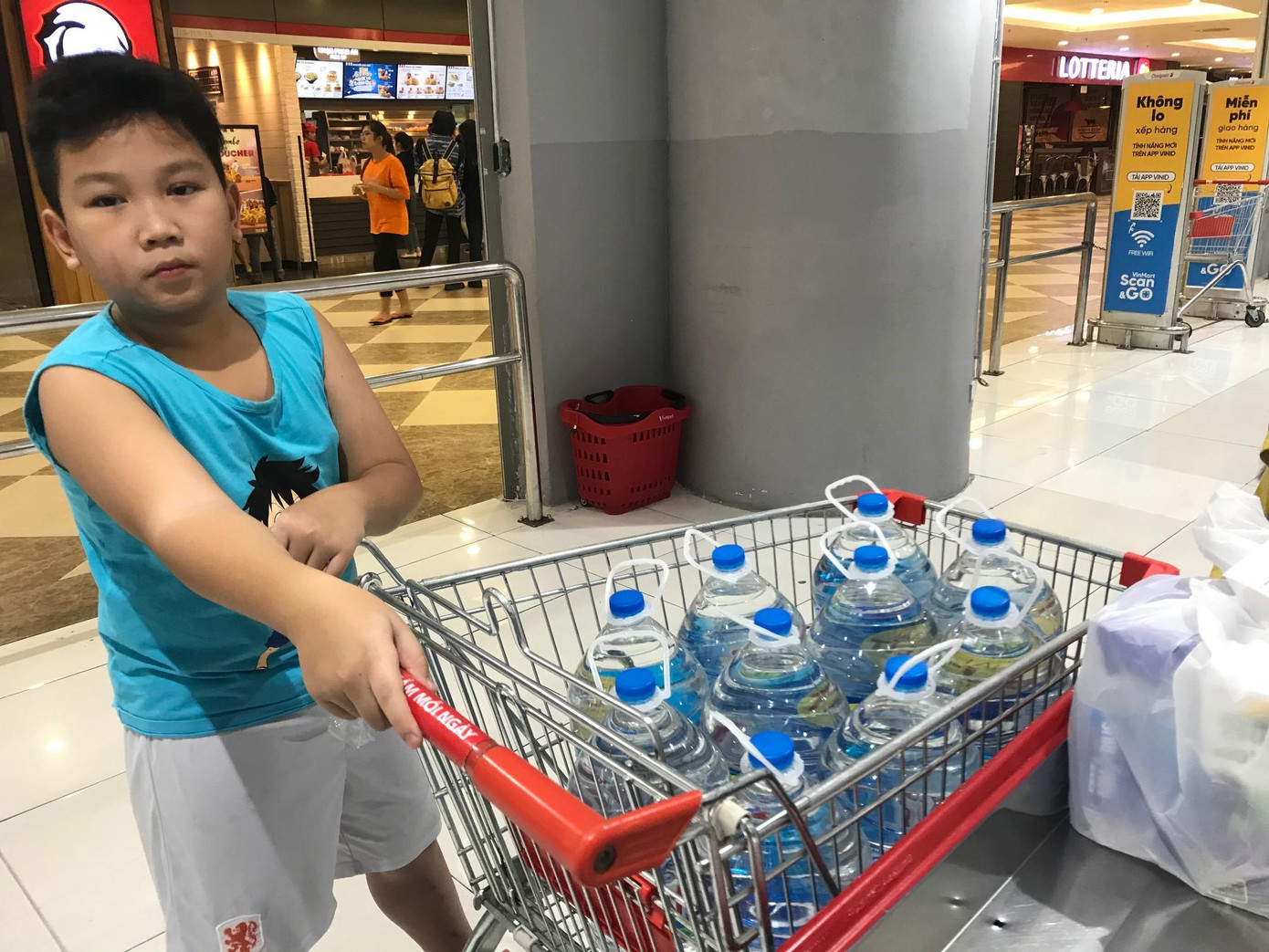 Dân ùn ùn mua nước đóng chai sau khuyến cáo của UBND thành phố Hà Nội ảnh 4