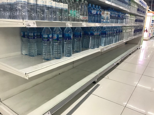 Dân ùn ùn mua nước đóng chai sau khuyến cáo của UBND thành phố Hà Nội ảnh 1
