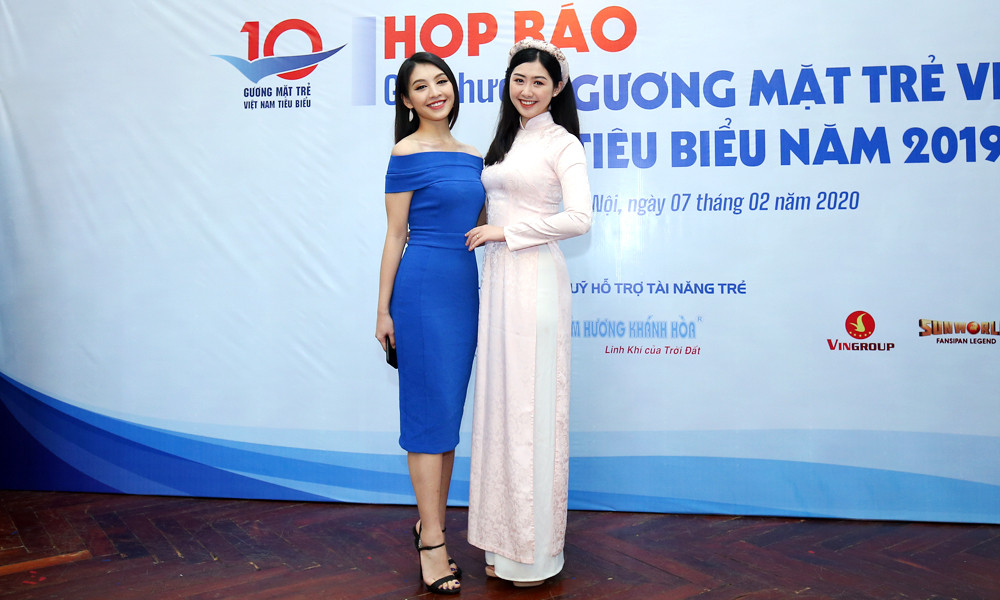 Người đẹp Lê Thanh Tú gợi cảm đầm xanh, Phạm Ngọc Linh duyên dáng áo dài ảnh 1