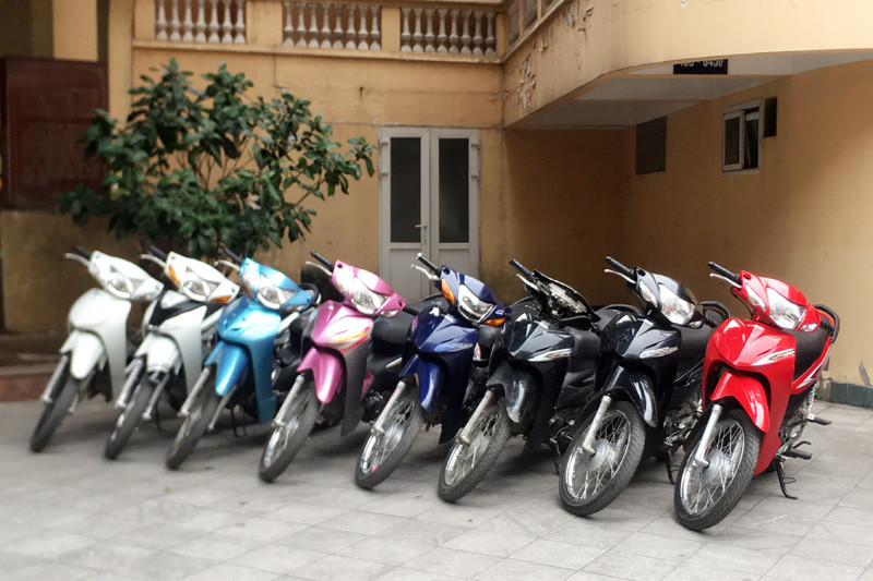 Nhóm thanh niên đua xe quanh hồ Hoàn Kiếm vì 'ở nhà buồn...' ảnh 2