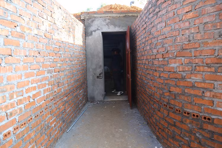 Bắt 27 đối tượng đánh bạc trong hầm giữa quả đồi ở Vĩnh Phúc ảnh 1