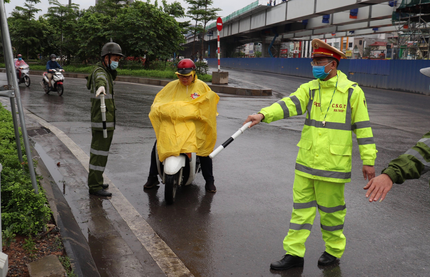 Hàng chục trường hợp bị xử phạt ngày đầu thực hiện lệnh 'hạn chế ra đường' ảnh 1