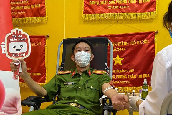 Gần 100 cán bộ chiến sĩ công an nhóm máu A và O tham gia hiến máu tình nguyện ảnh 3