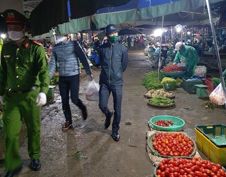 Liên ngành kiểm tra đột xuất chợ đầu mối lúc sáng sớm ảnh 6