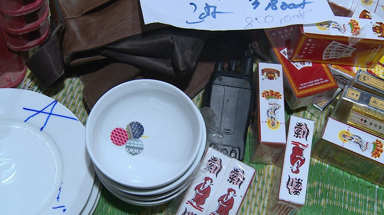 Bắt 27 đối tượng đánh bạc trong hầm giữa quả đồi ở Vĩnh Phúc ảnh 2