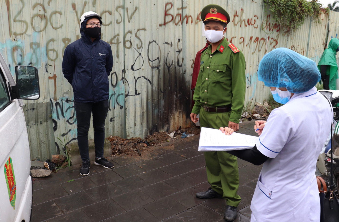 Hàng chục trường hợp bị xử phạt ngày đầu thực hiện lệnh 'hạn chế ra đường' ảnh 3