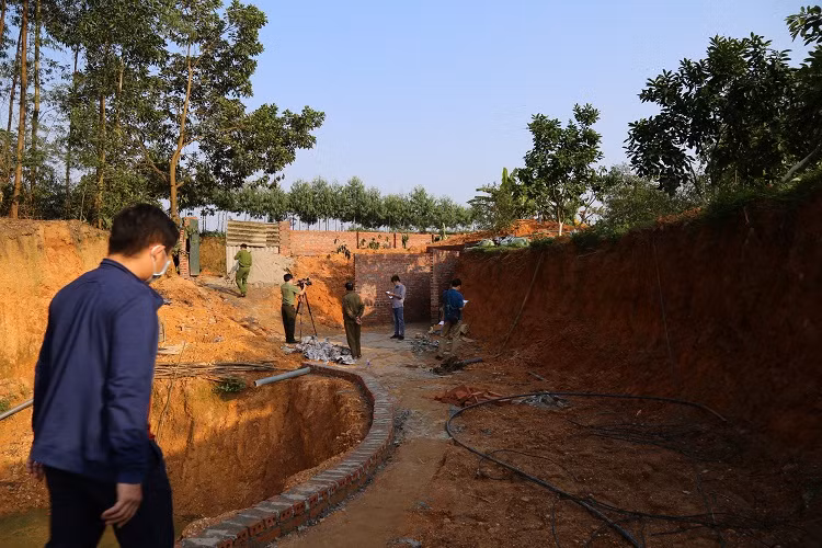 Bắt 27 đối tượng đánh bạc trong hầm giữa quả đồi ở Vĩnh Phúc ảnh 4