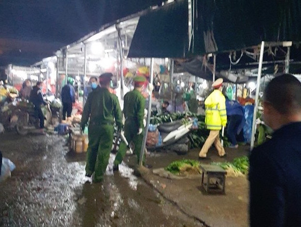 Liên ngành kiểm tra đột xuất chợ đầu mối lúc sáng sớm ảnh 4