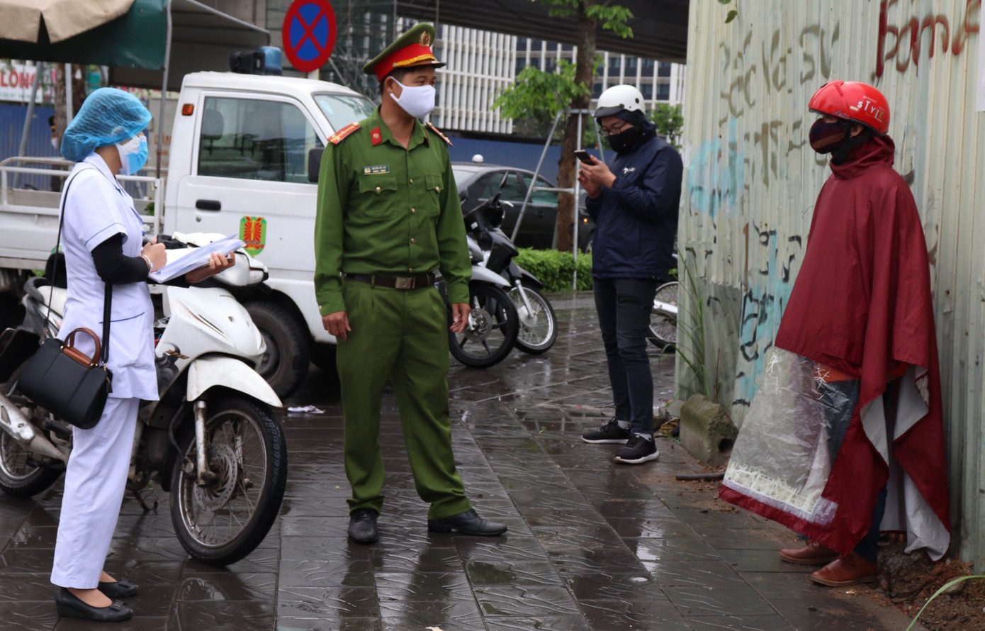 Hàng chục trường hợp bị xử phạt ngày đầu thực hiện lệnh 'hạn chế ra đường' ảnh 4