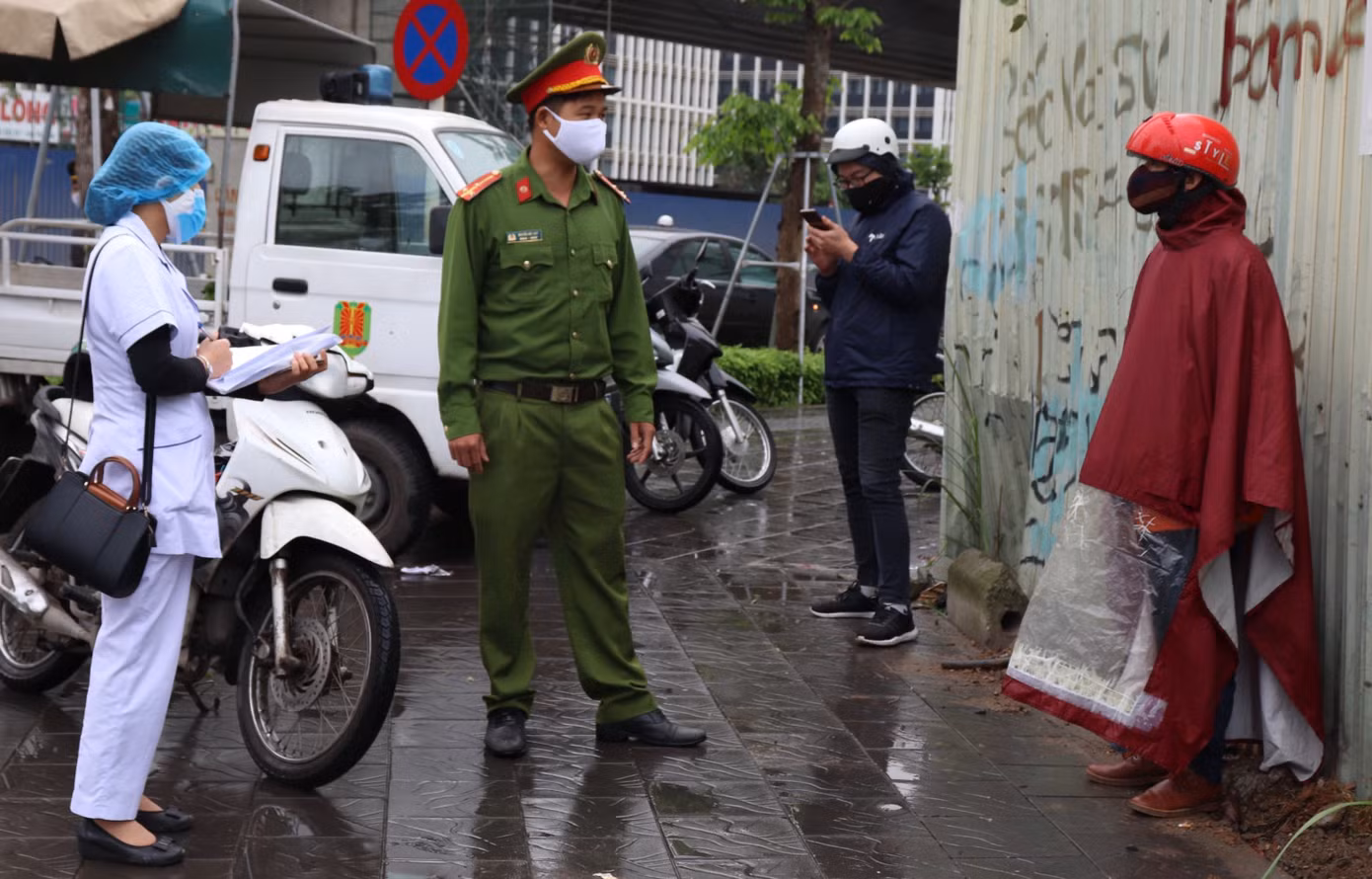 Hàng chục trường hợp bị xử phạt ngày đầu thực hiện lệnh 'hạn chế ra đường' ảnh 4