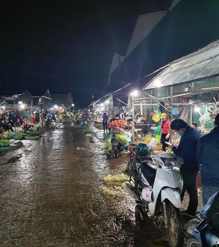 Liên ngành kiểm tra đột xuất chợ đầu mối lúc sáng sớm ảnh 5