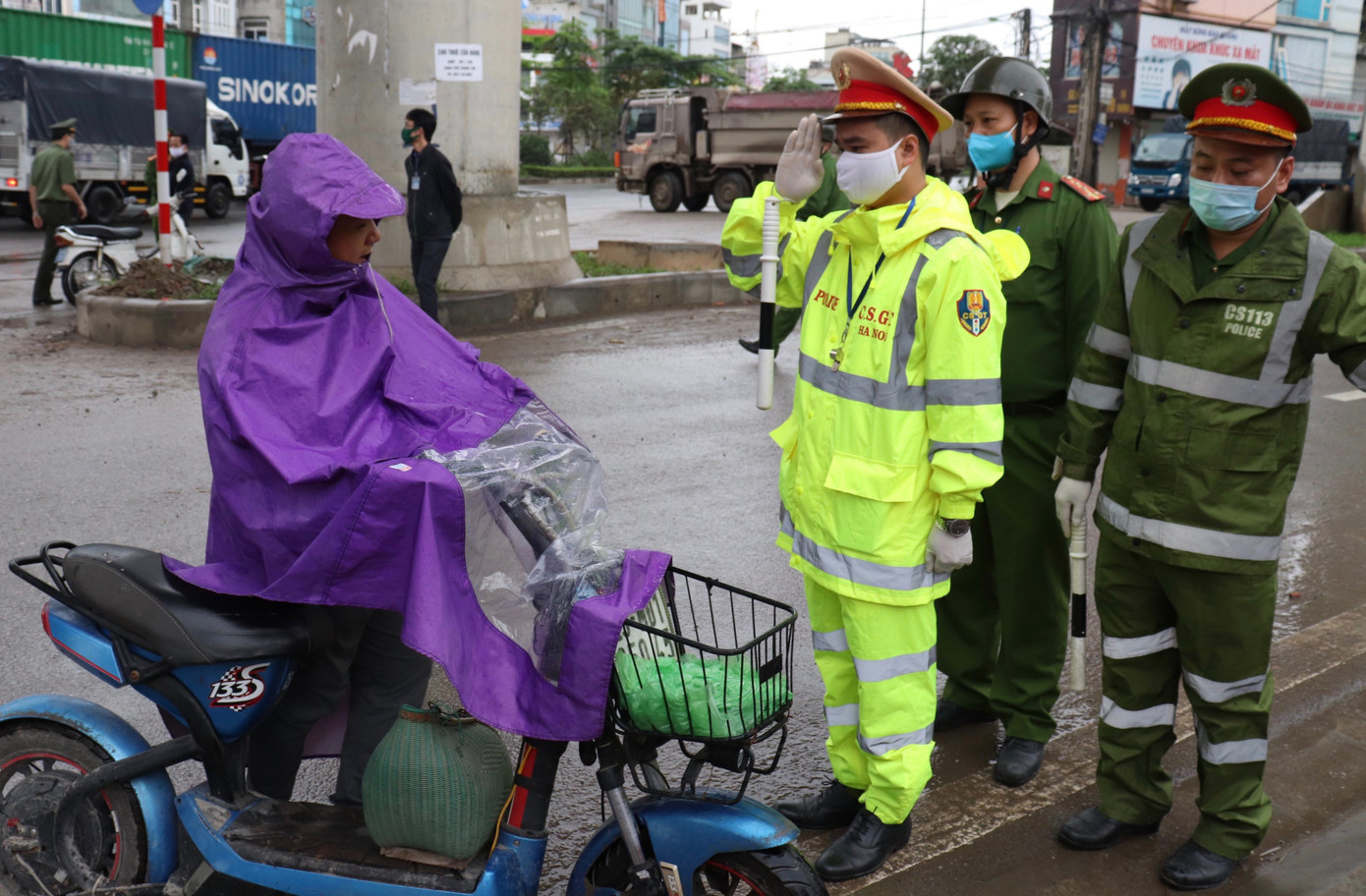Hàng chục trường hợp bị xử phạt ngày đầu thực hiện lệnh 'hạn chế ra đường' ảnh 5