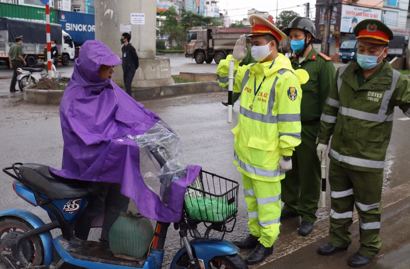 Hàng chục trường hợp bị xử phạt ngày đầu thực hiện lệnh 'hạn chế ra đường' ảnh 5