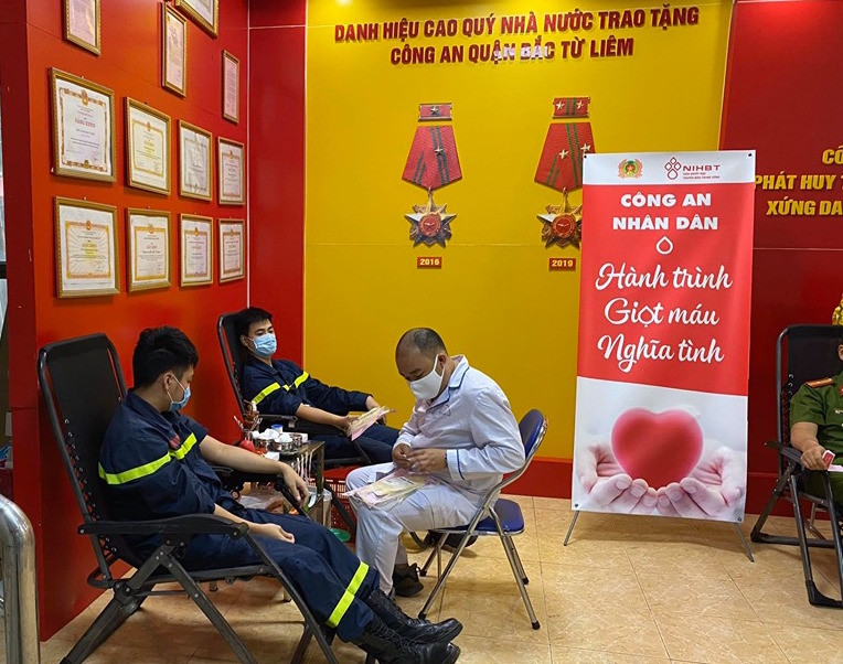 Gần 100 cán bộ chiến sĩ công an nhóm máu A và O tham gia hiến máu tình nguyện ảnh 2