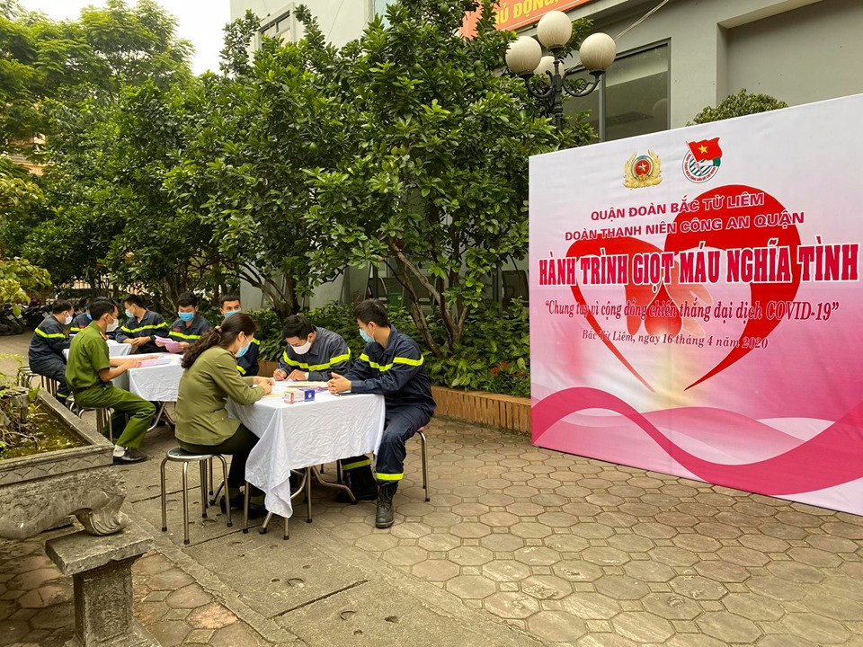 Gần 100 cán bộ chiến sĩ công an nhóm máu A và O tham gia hiến máu tình nguyện ảnh 1