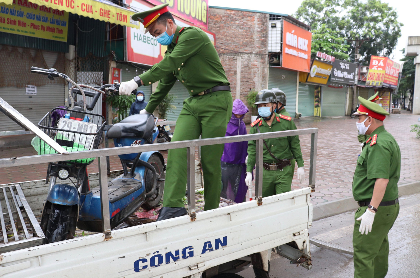 Hàng chục trường hợp bị xử phạt ngày đầu thực hiện lệnh 'hạn chế ra đường' ảnh 2