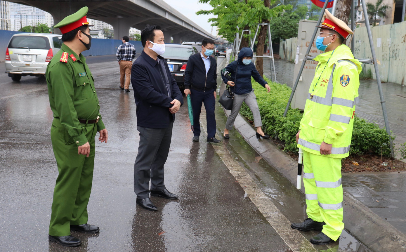 Hàng chục trường hợp bị xử phạt ngày đầu thực hiện lệnh 'hạn chế ra đường' ảnh 6