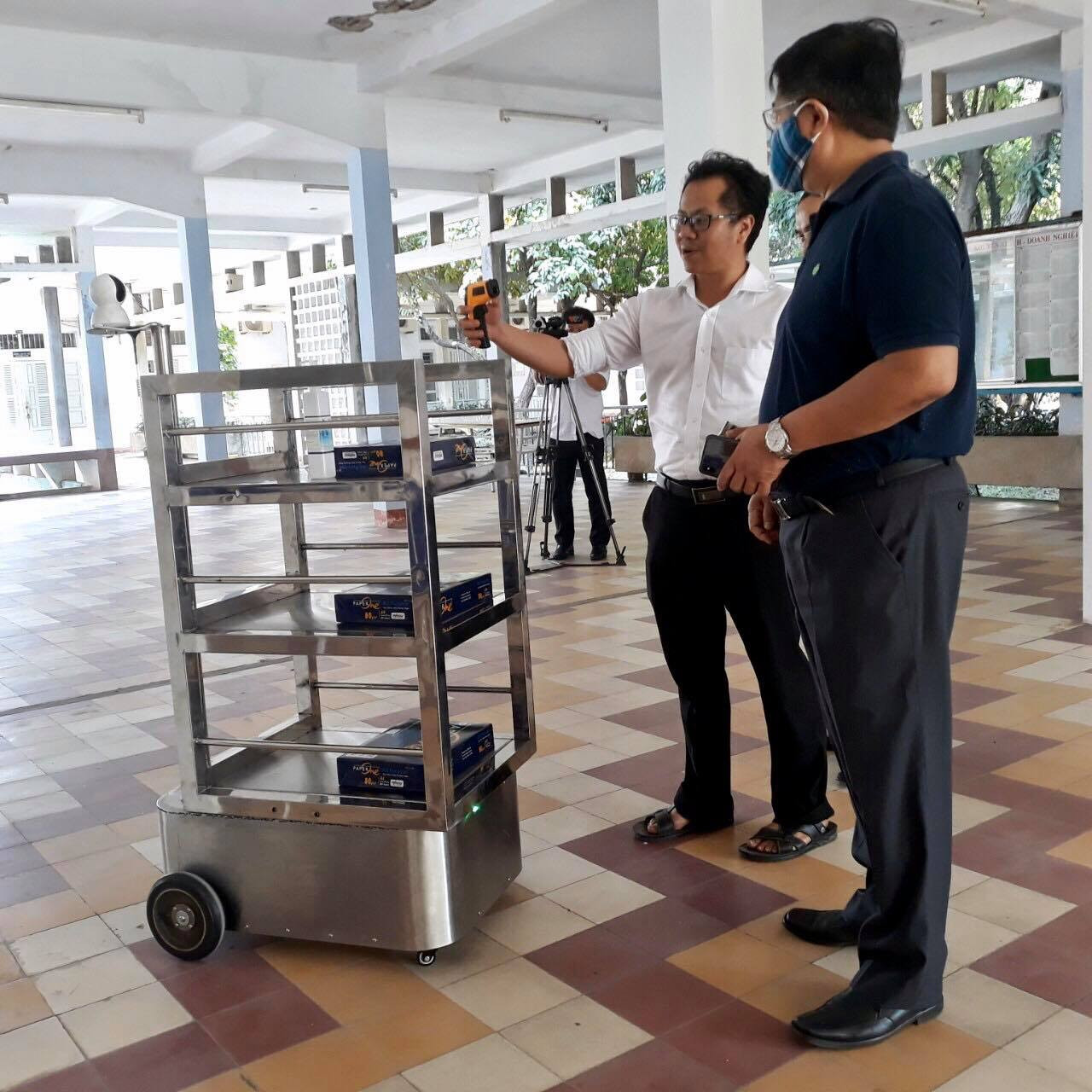 Robot 'người vận chuyển' phục vụ tại khu cách ly Covid-19 ở Đà Nẵng ảnh 1