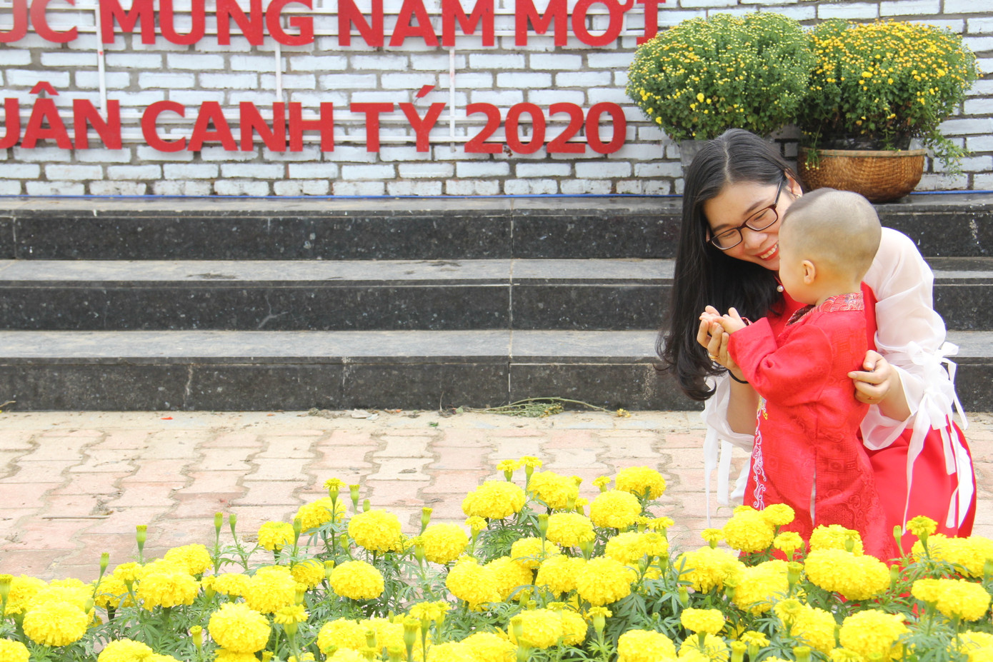 Đường hoa xuân Đà Nẵng hút nhiều ‘hội bạn tóc bạc’ đến sớm ảnh 11