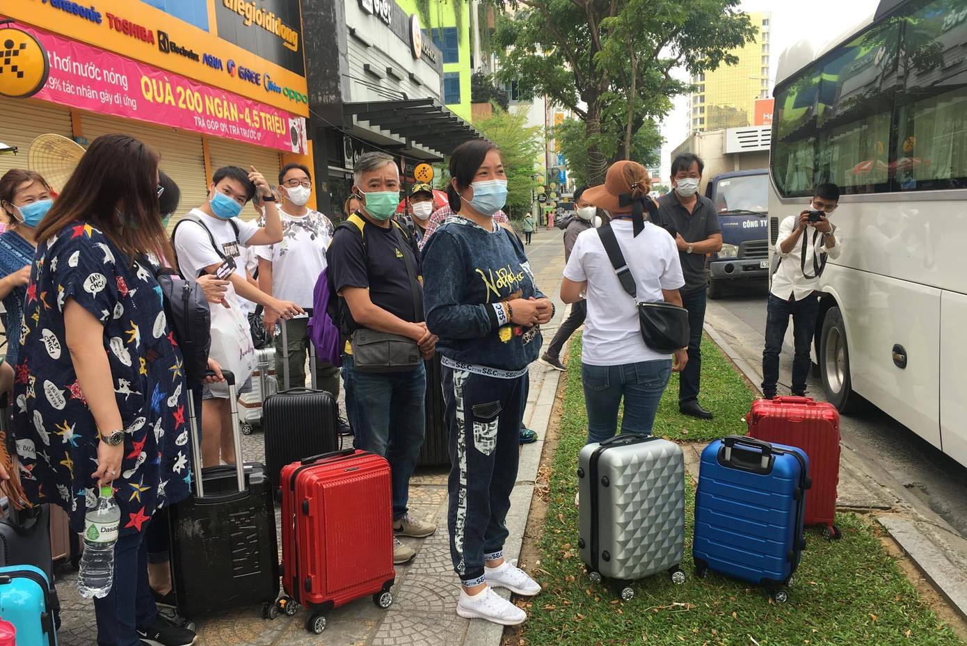 Bị cách ly, bất ngờ đón sinh nhật hoành tráng ảnh 4