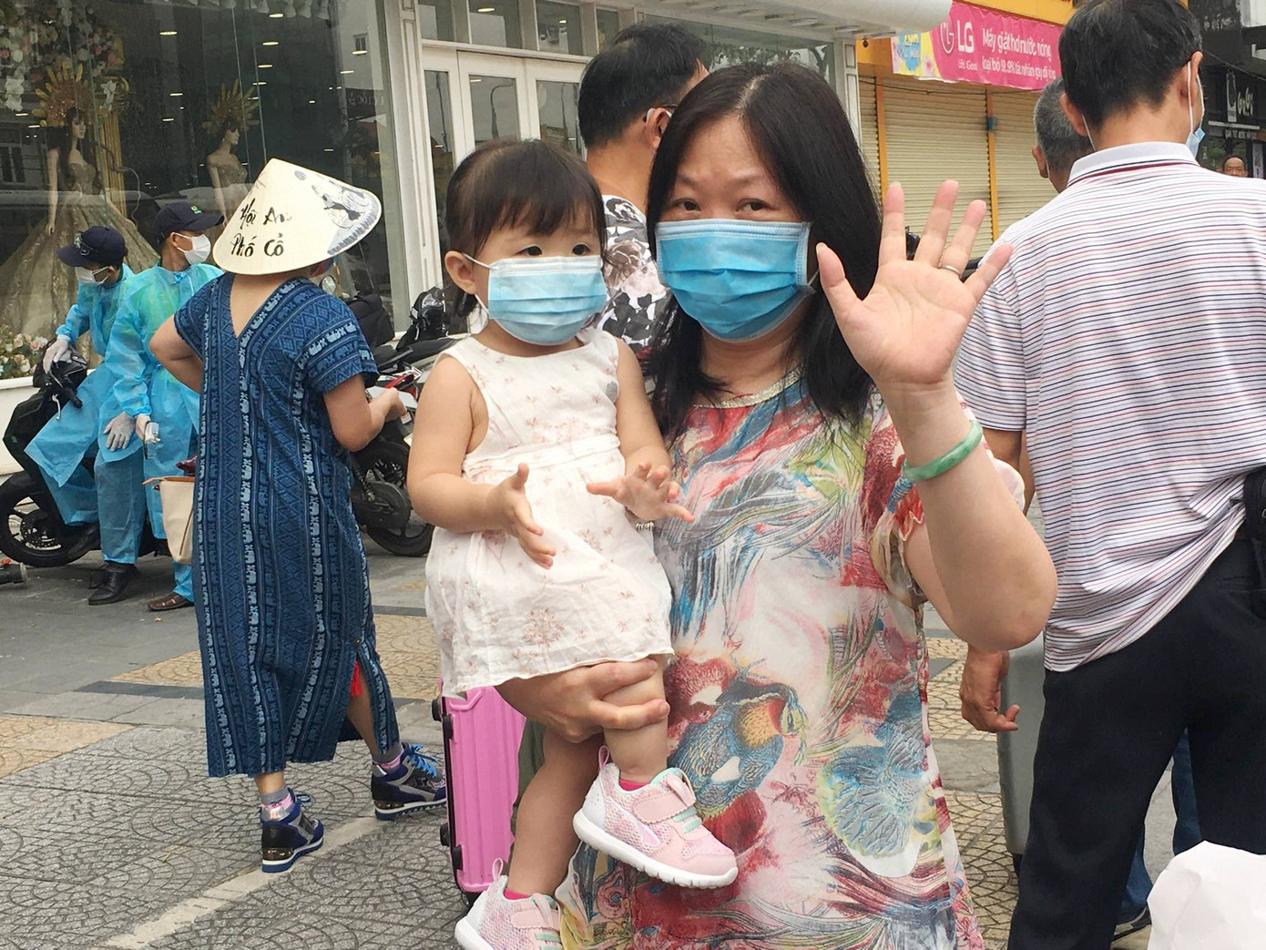 Bị cách ly, bất ngờ đón sinh nhật hoành tráng ảnh 3