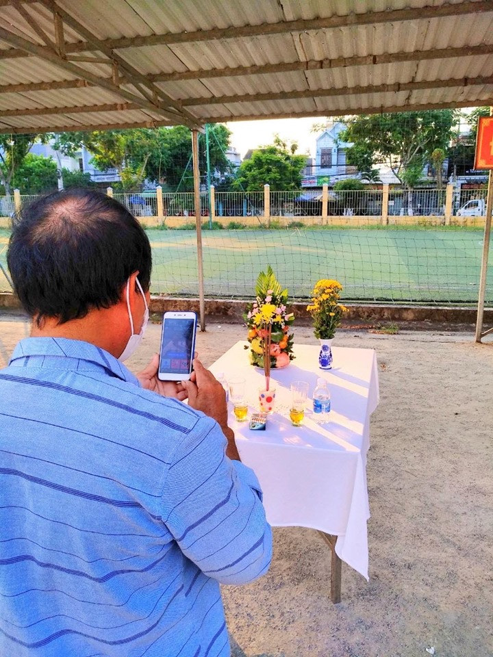 Người đàn ông lập bàn thờ, chịu tang cha trong khu cách ly ảnh 4