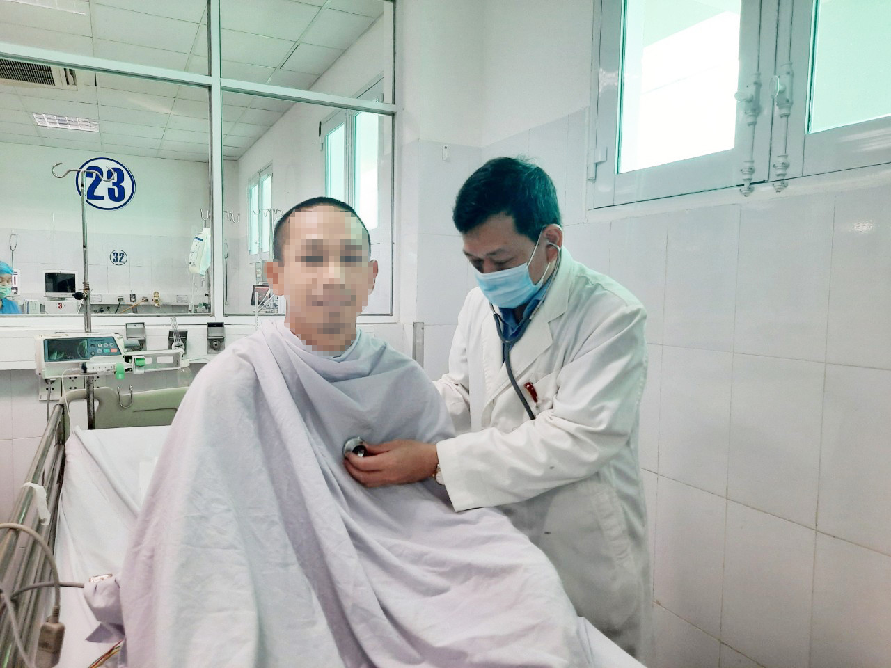 Phẫu thuật khẩn cấp cứu sống bệnh nhân bị đâm thủng tim ảnh 1