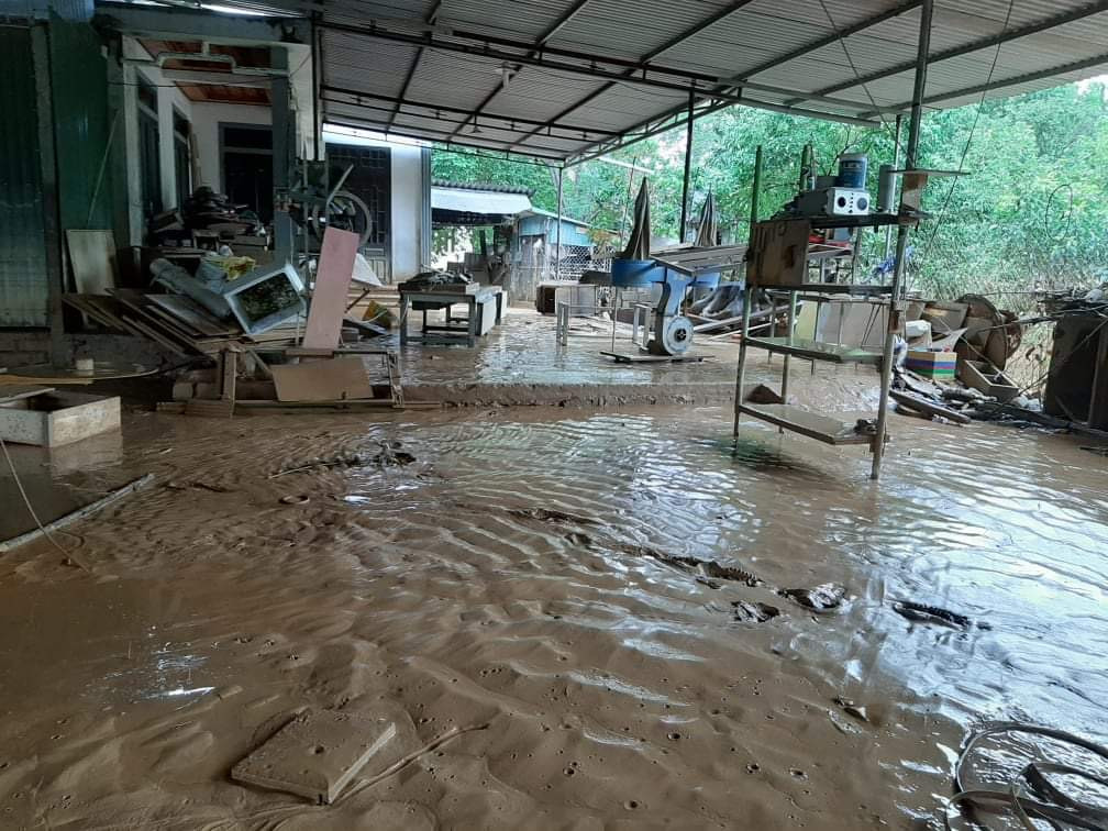 Nước lũ rút, dân Quảng Trị vật lộn với bùn non ảnh 2