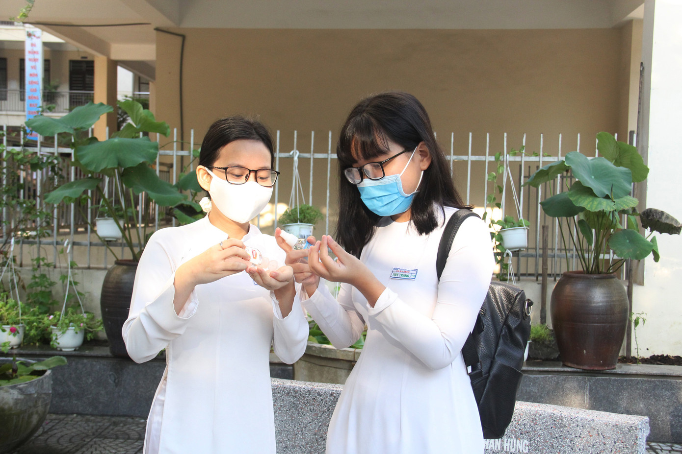 Học sinh Đà Nẵng trở lại trường với nước uống, bình sát khuẩn trên tay ảnh 7