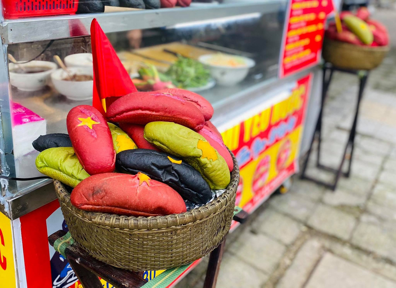 'Bánh mì yêu nước' ấm lòng người khó khăn ảnh 3