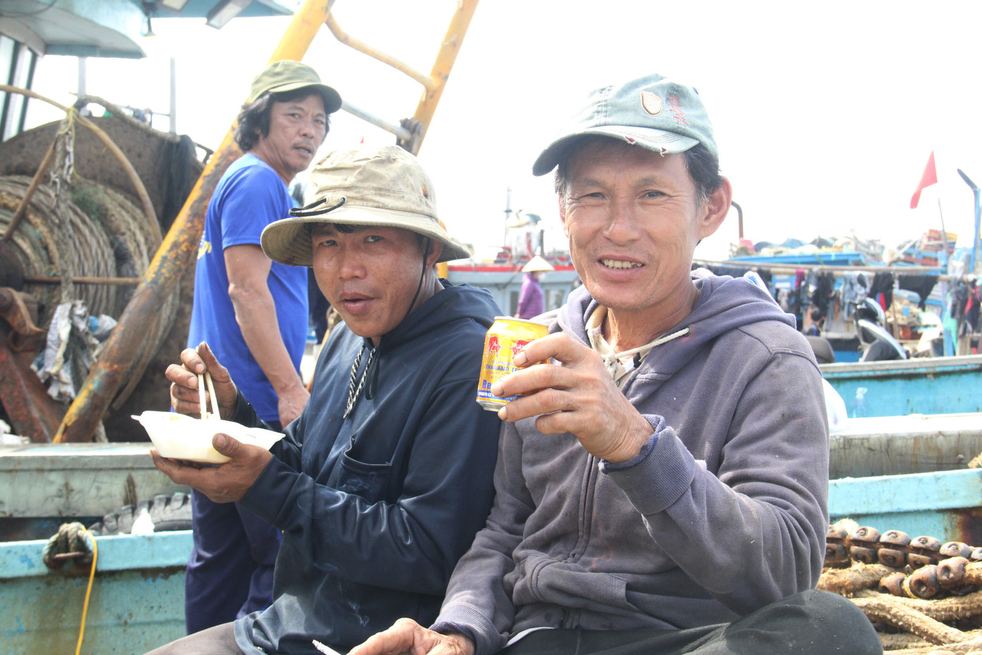 Nụ cười sau chuyến biển cuối năm của ngư dân miền Trung ảnh 9