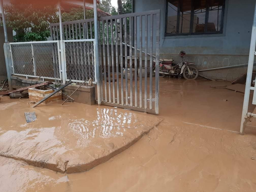 Nước lũ rút, dân Quảng Trị vật lộn với bùn non ảnh 1