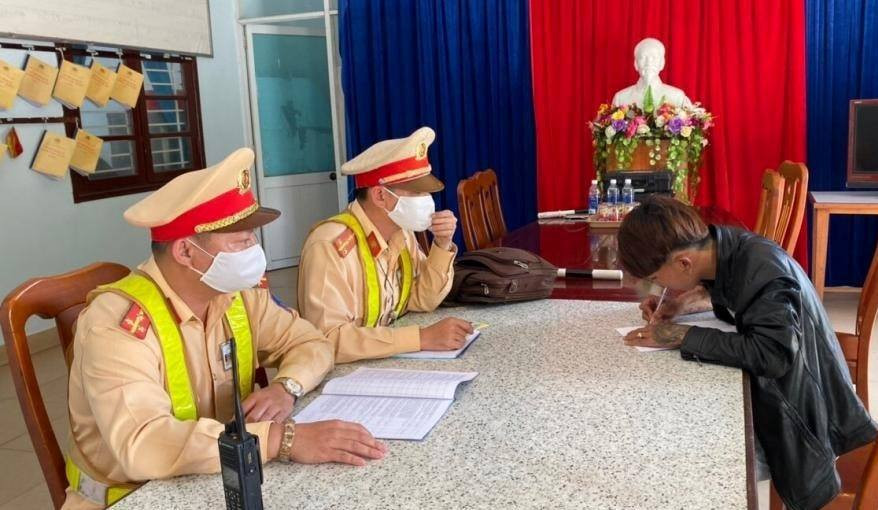 Vây bắt thanh niên chạy 'xe một bánh' trên đèo Hải Vân ảnh 1