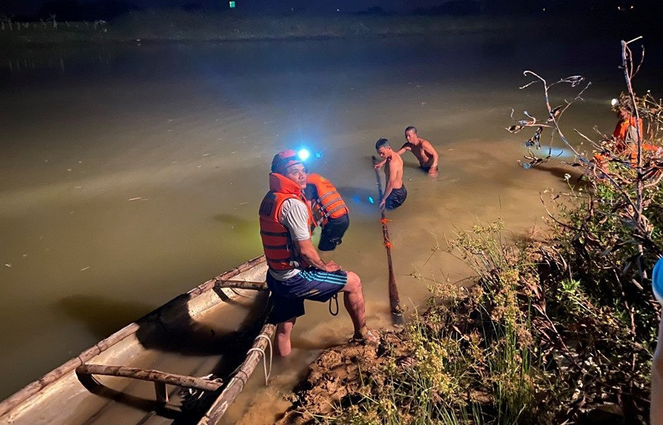 Trắng đêm lặn tìm nam sinh 15 tuổi đuối nước ảnh 1