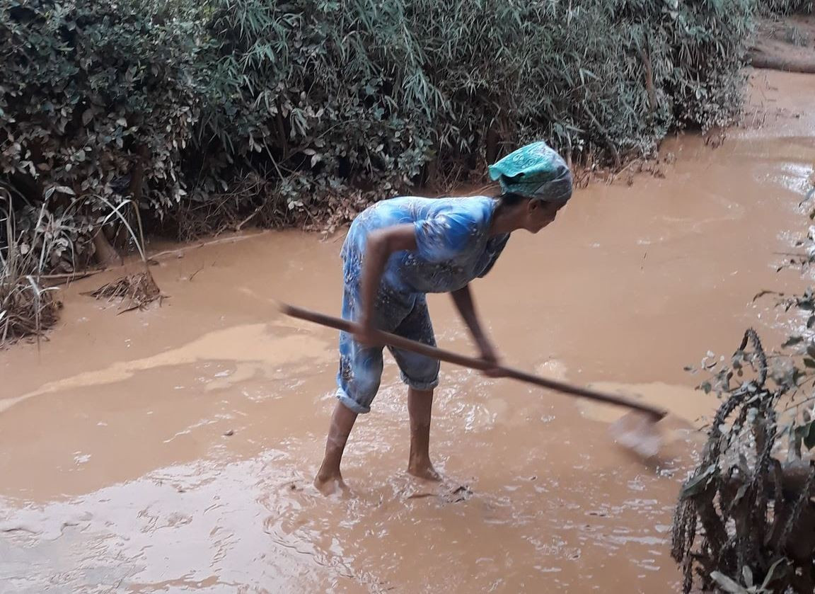 Những đôi chân ứa máu của người dân vùng lũ ảnh 7