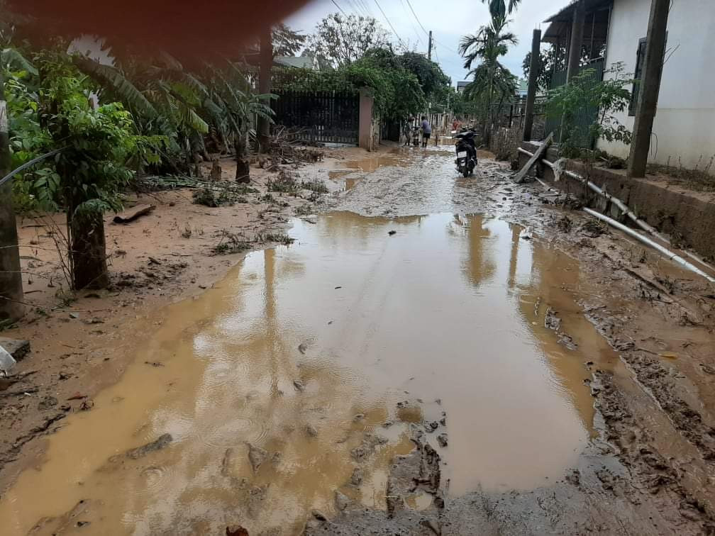 Nước lũ rút, dân Quảng Trị vật lộn với bùn non ảnh 3