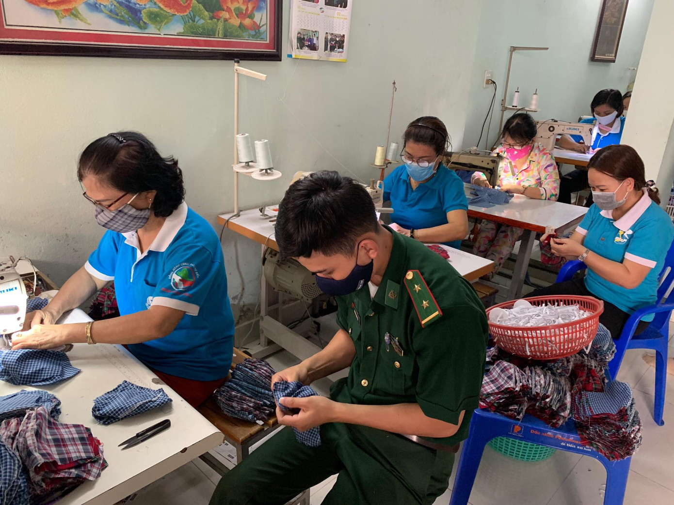 Phụ nữ phường may khẩu trang miễn phí giúp dân phòng chống dịch ảnh 2
