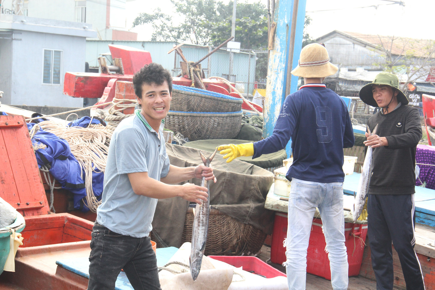 Nụ cười sau chuyến biển cuối năm của ngư dân miền Trung ảnh 6