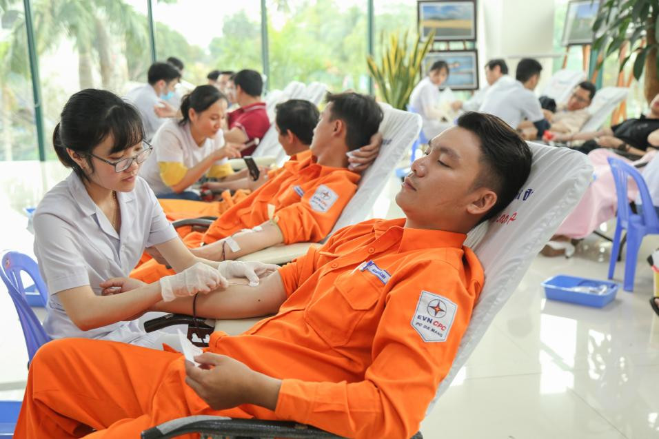 Tuần lễ hồng EVN thu hơn 400 đơn vị máu chia sẻ với người bệnh ảnh 2