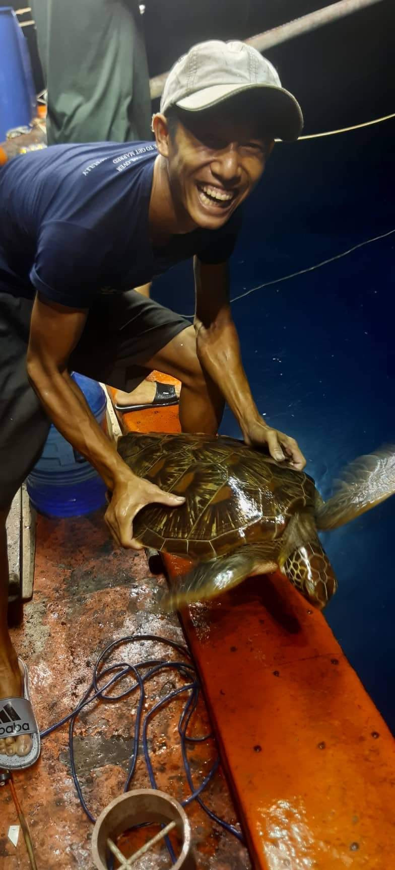 Thanh niên xứ Quảng trộm 18kg ‘mồi nhậu’ của cha thả xuống biển ảnh 1