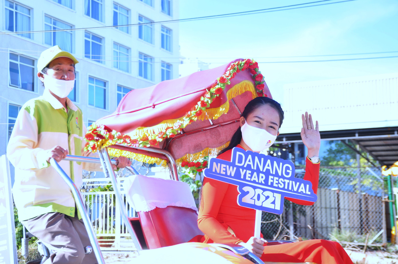 Lê Cát Trọng Lý hát 'Đà Nẵng nhớ bạn' cho quê nhà trong lễ hội chào năm mới ảnh 2